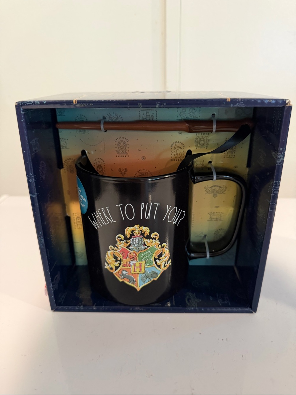 Black Hogwarts Crest Ceramic Mug with Decorative Wand Set